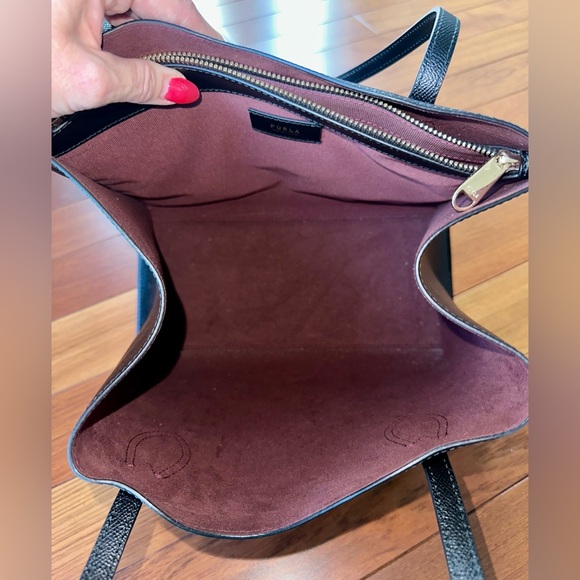 Furla Elegant Black Leather Tote Bag With Suede Interior - Picture 7 of 10